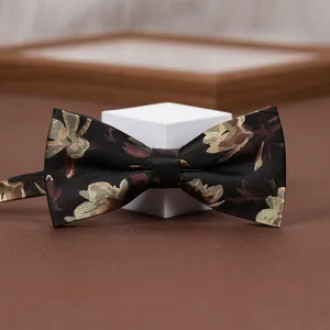 Papillon retrò con fiori da uomo per matrimonio e abito, elegante accessorio nero decorato.