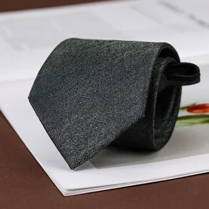 Dettaglio cravatta con cerniera a spina di pesce, elegante accessorio professionale da uomo.