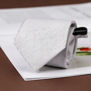 Primo piano di una elegante cravatta con cerniera grigio argento e tessuto testurato.