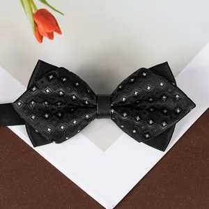 Vista dettagliata di un papillon nero da uomo con motivo geometrico per affari formali.
