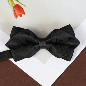 Vista dettagliata di un papillon formale nero con motivo Paisley da uomo con anello in pelle.