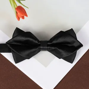 Vista dettagliata del farfallino formale nero a punta da uomo, elegante accessorio nuziale.