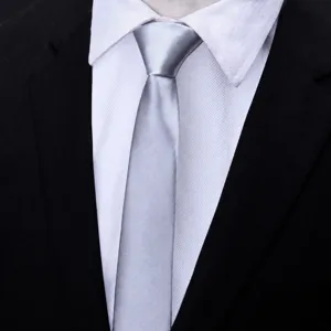 Primo piano di una elegante cravatta grigia con cerniera dal design stretto e pratico.