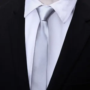 Primo piano dettagliato di una cravatta stretta ed elegante argentata abbinata a camicia classica.