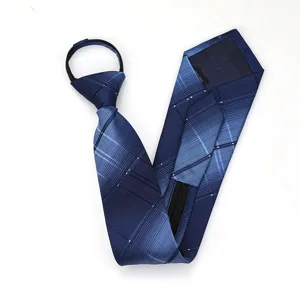 Primer plano de la corbata con cremallera de cuadros azules, mostrando los detalles y costuras.
