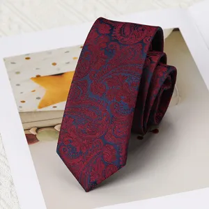 Corbata elegante con estampado de cachemira en rojo oscuro y azul marino para ocasiones formales.