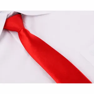 Primo piano di una cravatta rossa vivace su una camicia bianca con texture liscia.