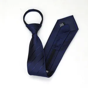 Vista detallada de la corbata de negocios con cremallera en azul con rayas.