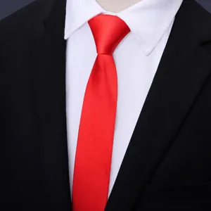 Foto di dettaglio di una cravata rossa classica, perfetta per matrimoni e abbigliamento formale.