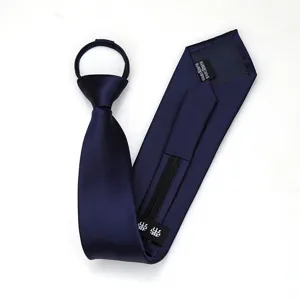 Vista detallada de la parte trasera de la corbata con cremallera azul oscura, práctica y elegante.