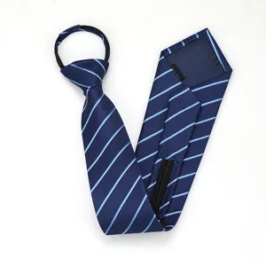 Detalle de corbata azul con rayas y cremallera, diseño práctico para ropa formal.