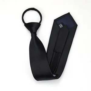 Detalle de corbata negra, corbata delgada lisa para trabajo, diseno de cremallera facil.