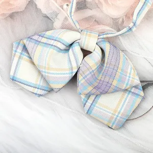 Nahaufnahme des blauen karierten JK-Schleifen-Krawattendetails im japanischen Stil mit feiner Textur.