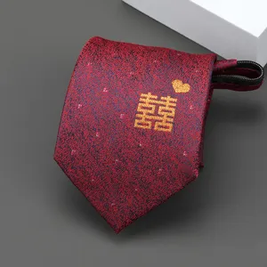 Corbata de boda roja con cremallera y detalle de bordado de doble felicidad.