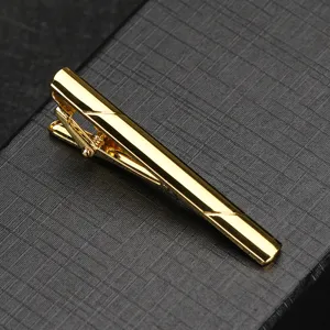 Gros plan pince a cravate doree, details rayes elegants, design classique pour costume.