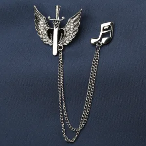 Nahaufnahme Detail der silbernen Schwert Flügel Strass Brosche mit Kette für Männer