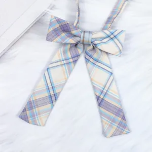 Primer plano detallado de un bonito lazo a cuadros azules estilo JK, accesorio escolar.