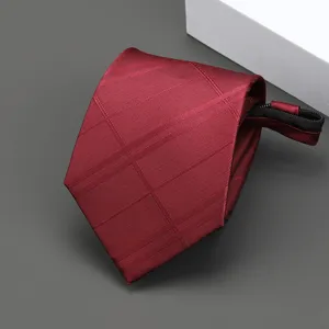 Detalle de corbata con cremallera en rojo vino con tela de cuadros texturizada.