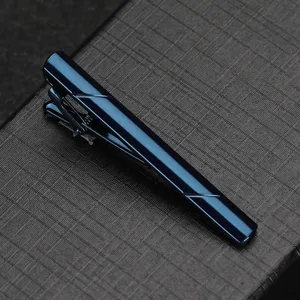 Pince à cravate métallique bleu foncé en détail, accessoire formel classique pour hommes.