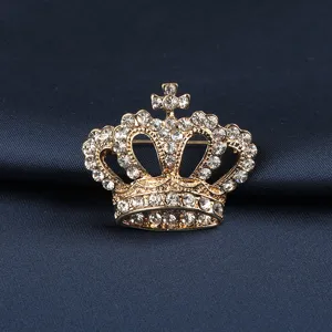 Exquisite goldfarbene Kronenbroche mit funkelnden klaren Strasssteinen, elegantes Anzugaccessoire.