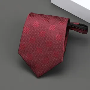 Corbata con cremallera texturizada rojo oscuro para ropa formal de negocios, detalle.
