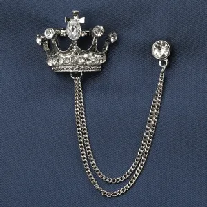 Silberne Herren Brosche mit Krone, Doppelkette und funkelnden Strasssteinen für Anzüge.