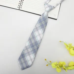 Vista en detalle de la corbata de uniforme escolar estilo JK japonés a cuadros azules.