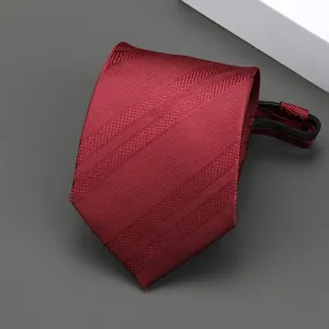 Primer plano detallado de una corbata burdeos a rayas con textura de tela fina.
