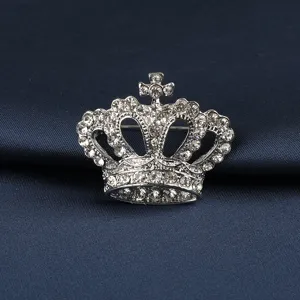 Detaillierte Nahaufnahme einer silbernen Strass-Kronenbrosche mit funkelnden Kristallen.