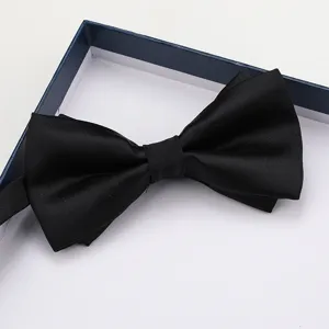 Classico papillon nero da uomo, elegante accessorio formale perfetto per matrimoni ed eventi.