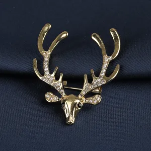 Detaillierte Nahaufnahme der eleganten goldenen Hirschkopf Brosche mit funkelnden Strass.