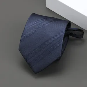 Primer plano de una corbata a rayas azul marino con cremallera y textura detallada fina.