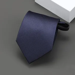 Corbata clásica azul marino con cremallera para hombre, tela texturizada detalle.
