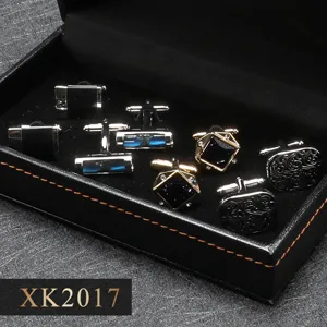 Gros-plan de quatre paires de boutons de manchette élégants pour hommes en coffret.