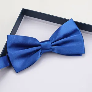 Dettaglio del farfallino in raso blu, che mostra una texture liscia e una lavorazione fine.