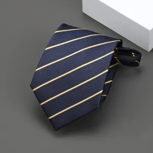 Primer plano detallado de una corbata clásica azul marino con elegantes rayas doradas.
