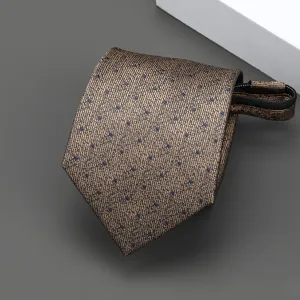 Detalle de primer plano de corbata con cremallera y lunares marrones texturizados.
