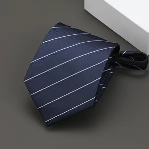 Vista detallada de una corbata de rayas azul oscuro con un acabado limpio, fino y elegante.
