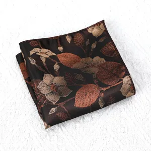 Gedetailleerd overzicht van heren pochette met vintage bloemenpatroon en zijde textuur.
