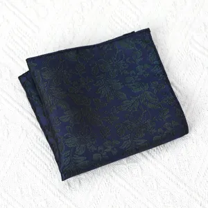 Gedetailleerd overzicht van donkerblauwe heren pochet met vintage groen bloemenpatroon.