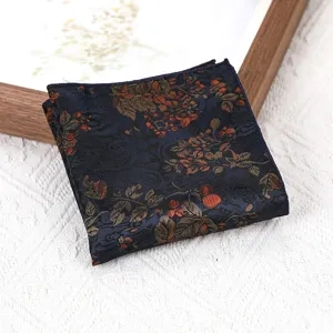 Gedetailleerd uitzicht op een vintage bloemige pochet, heren zijde pak zakdoek.