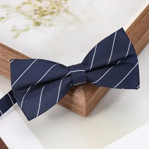 Nœud papillon bleu marine élégant pour homme avec rayures blanches, idéal pour mariages.