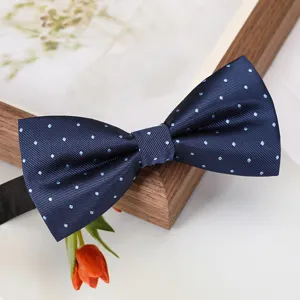 Nœud papillon bleu formel pour homme détail gros plan, tissu élégant à pois pour fête de mariage