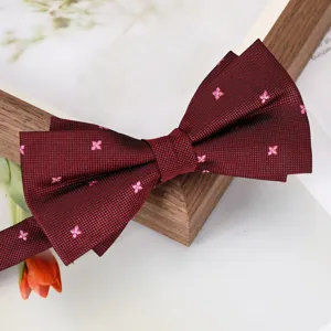 Nœud papillon bourgogne avec motif floral rose, tissu élégant pour mariage homme.