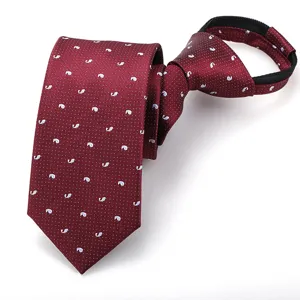 Primer plano detallado de corbata con cremallera burdeos con textura fina y patrón de ballena.