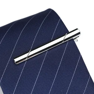 Pince à cravate en métal argenté pour hommes costume d'affaires accessoire minimaliste.