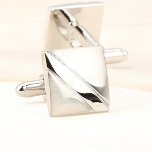 Boutons de manchette carres en metal pour chemise, vue detaille de la finition argente brillante.