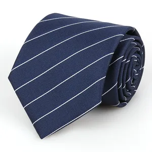 Detailopname van een klassieke donkerblauwe gestreepte das met strakke witte diagonale lijnen.