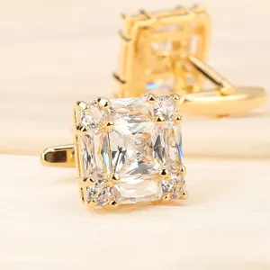 Boutons de manchette carres en cristal dore detail gros plan pour chemise homme habillee