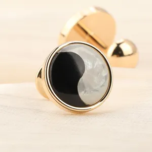 Boutons de manchette élégants yin yang noir et blanc pour hommes, parfaits pour chemises.